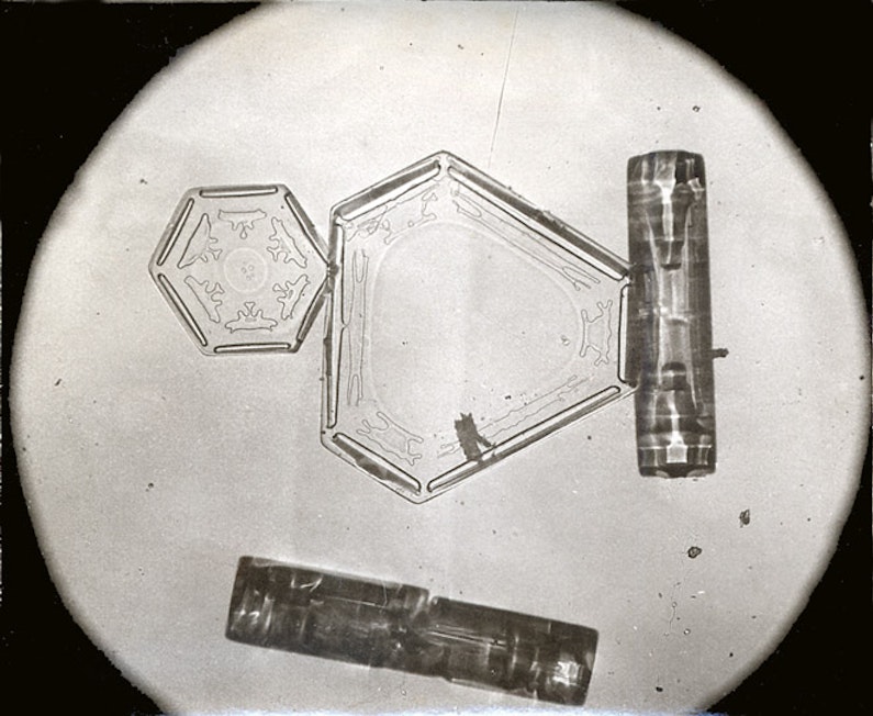 Hexagonal crystals tend to form at temperatures around -2° C whereas ice columns form at around  -7° C.
