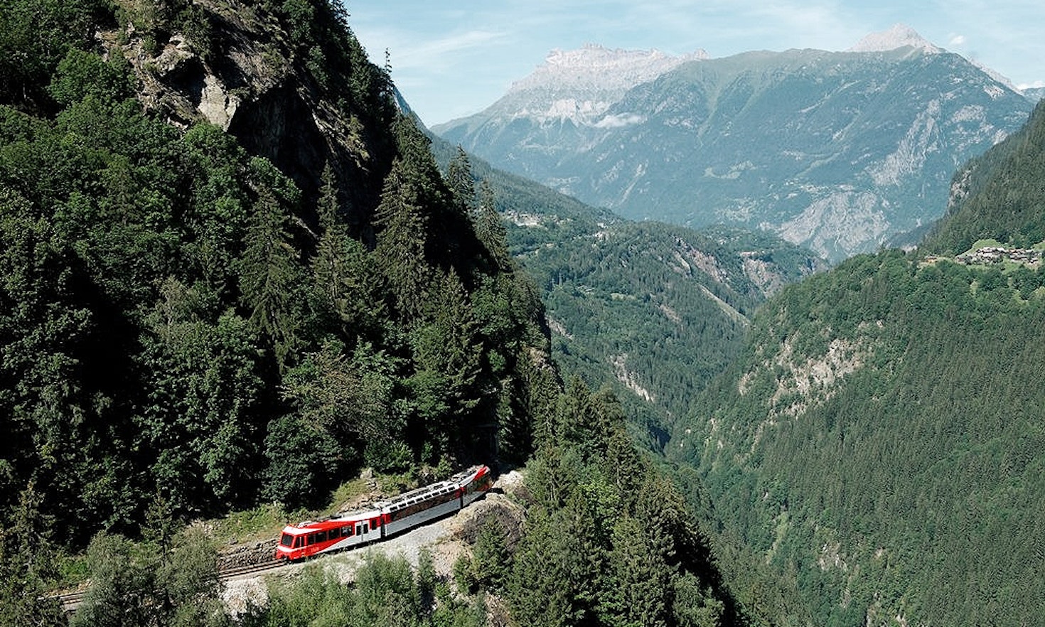 Across the Alps – Cross-border public transport as driver to promote a unified regional Alpine network