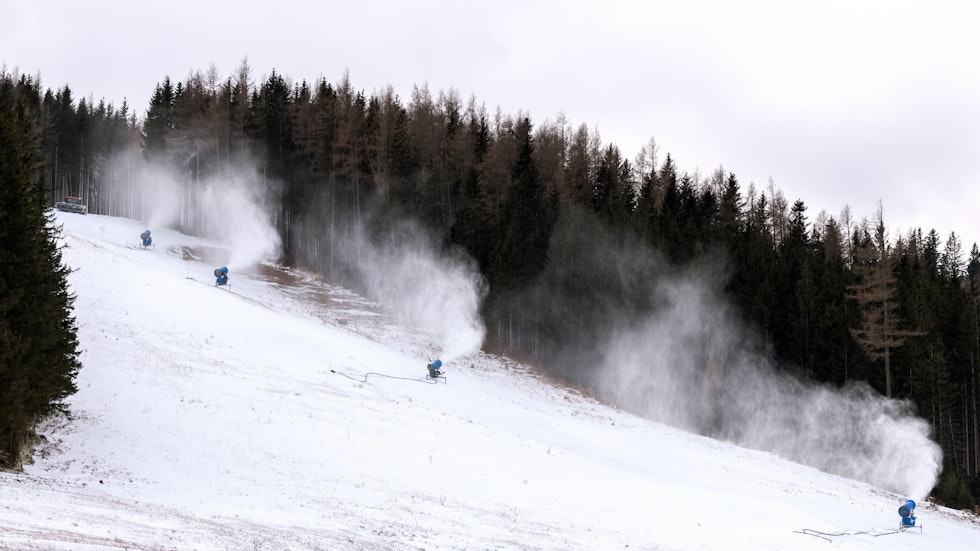 If the snow doesn't fall from the sky, it comes from a cannon: 90% of the slopes in South Tyrol can be covered with snow in this way. However, the water and energy consumption is high.   