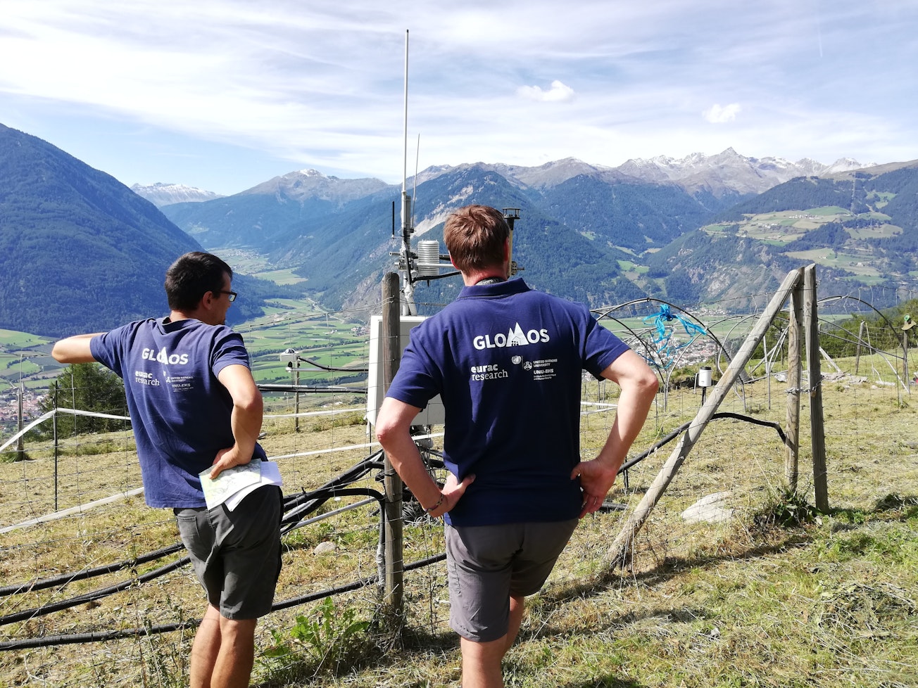 GLOMOS-Experten kooperieren mit anderen Eurac-Forschungsinstituten, um Wissensaustausch zu fördern und um die Anwendung inter- und transdisziplinäre Forschung im internationalen Umfeld zu unterstützen. Dieses Bild zeigt GLOMOS und Eurac's Alpine Environment Experten beim Besuch des LT(S)ER: Open air laboratory Matsch/Mazia