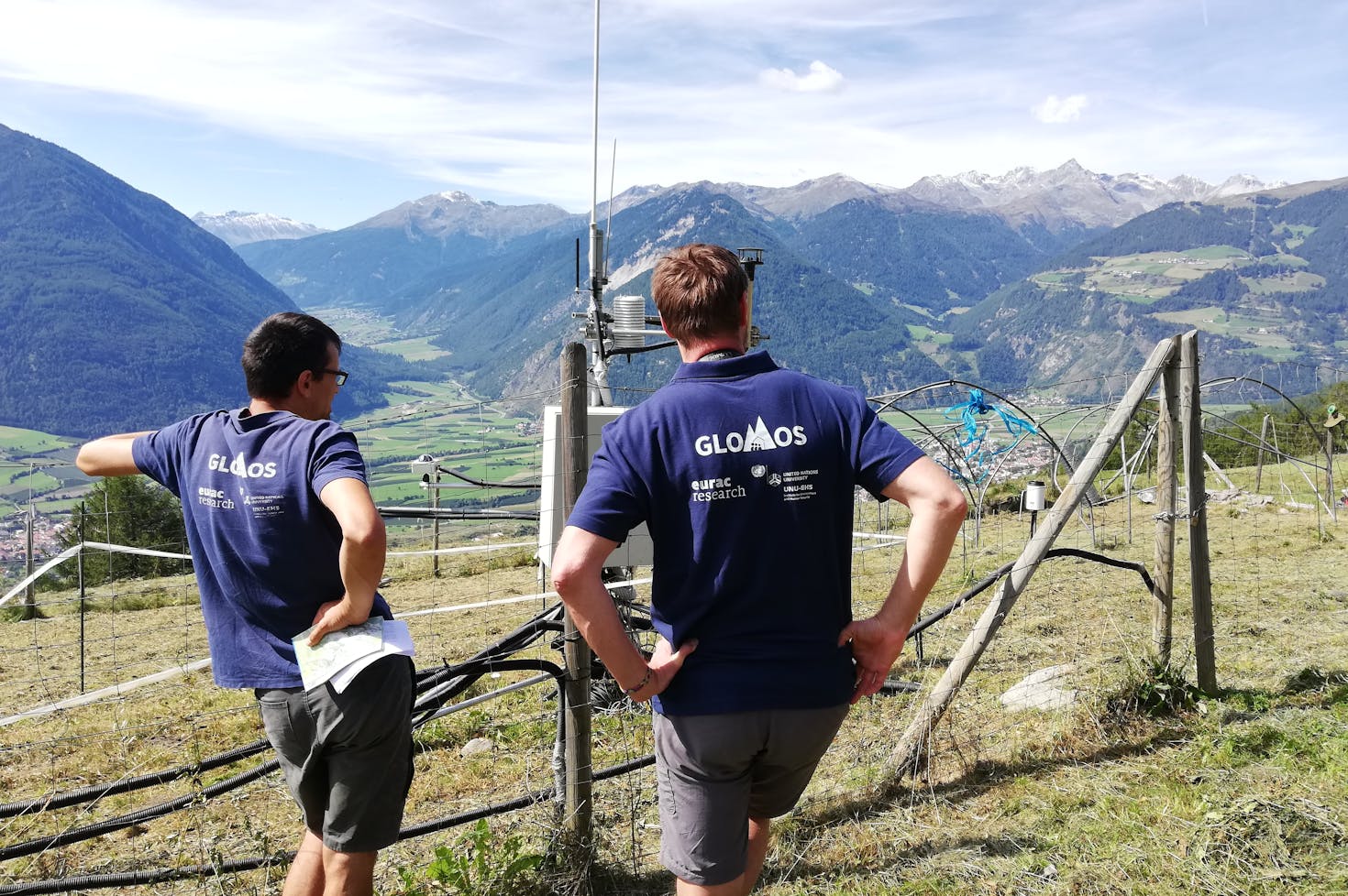 GLOMOS experts collaborate daily with other Eurac Research institutes promoting knowledge sharing as well as the application of interdisciplinary and transdisciplinary research in international contexts. This picture shows GLOMOS and Eurac’s Alpine Environment staff visiting the LT(S)ER: Open air laboratory Matsch/Mazia