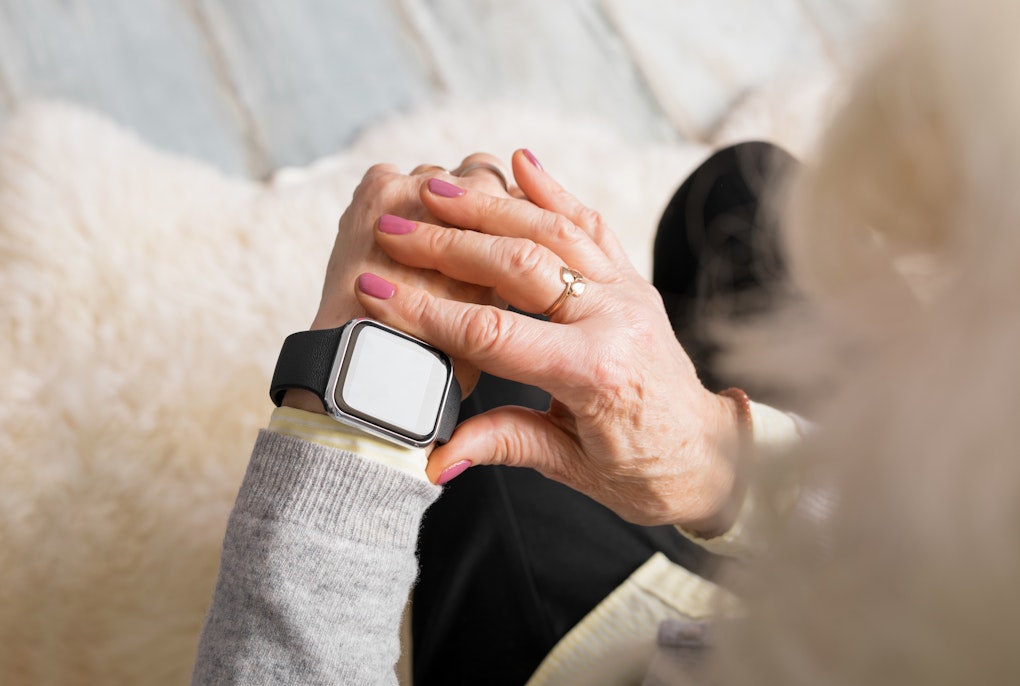 Ältere Menschen zwischen Smartwatch und Pflegeroboter?