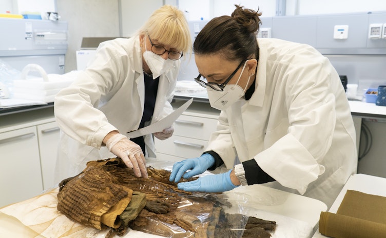 Irene Tomedi and Daniela Picchi in the lab of Eurac Research's Institute for Mummy Studies