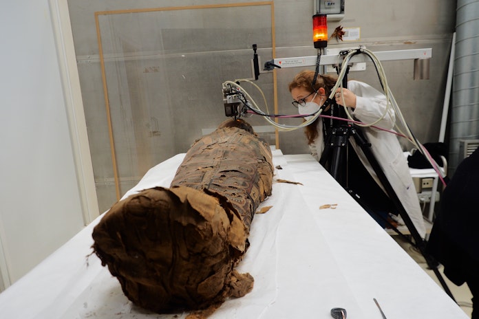 Anna Piccirillo, esperta di analisi diagnostiche del Centro Conservazione e Restauro La Venaria Reale durante la fase di analisi sulla mummia