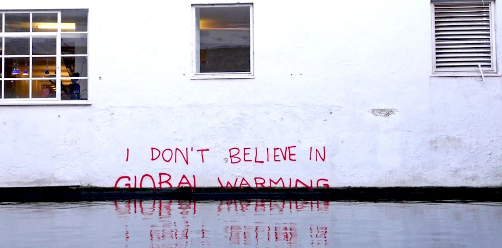"I don't believe in Global Warming": Ein Graffiti von Banksy, halb im Wasser versunken